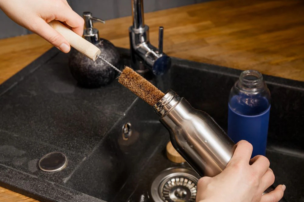 Black Mold in Water Bottle: Risks & Cleaning Tips